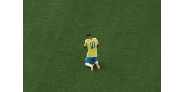 La maglia continua a vivere, la leggenda si congeda con un ultimo inchino: un addio e un'eredità per la Coppa del Mondo. La maglia continua a vivere, la leggenda si congeda con un ultimo inchino: un addio e un'eredità per la Coppa del Mondo.